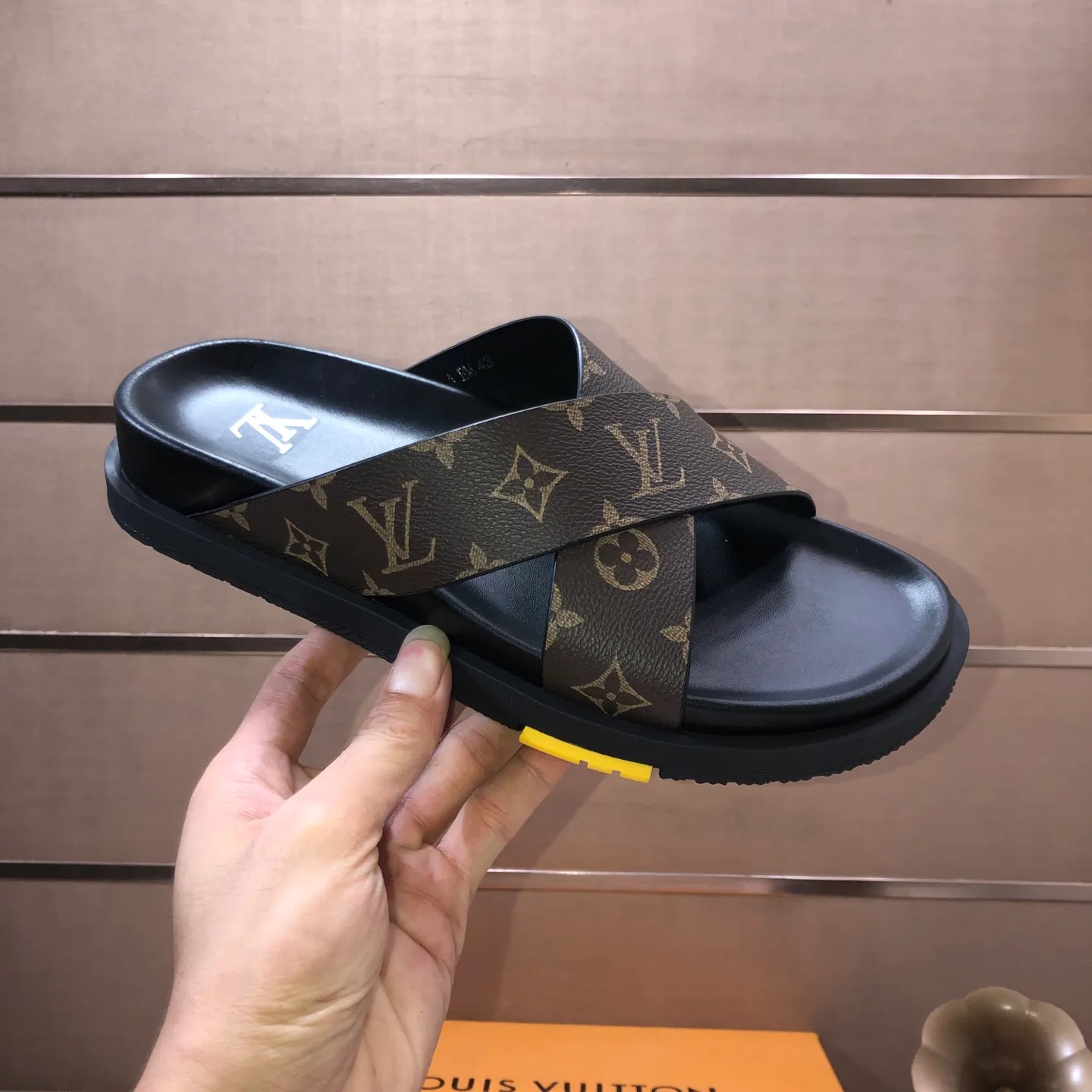 Men's shoes 💰400💰 [Louis Vuitton LV slippers] (high-end cowhide) counter 1:1 fashion style, a must-have for summer! The designer used LV’s iconic outsole. The original simple slippers instantly become fashionable! The upper is made of flexible special cowhide leather straps alternately, and the workmanship is exquisite! A must-have for stylish men in summer, size 38-45 (45 customized)